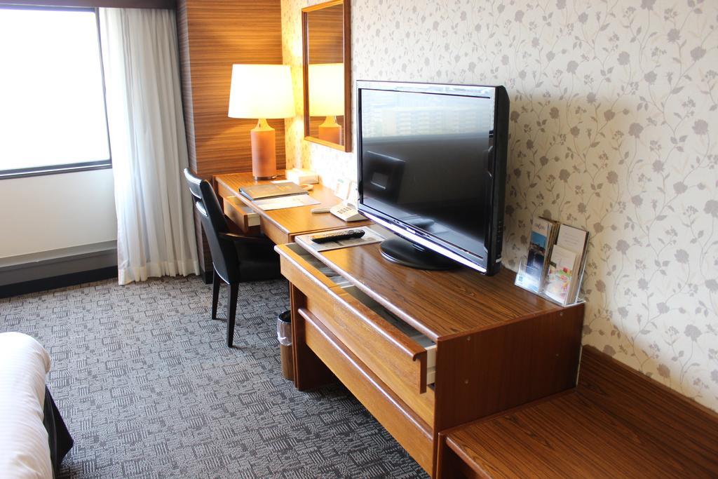 Kobe Portopia Hotel Esterno foto A television in a hotel room