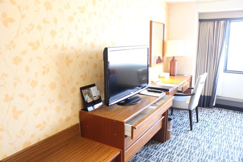 Kobe Portopia Hotel Esterno foto A television in a hotel room