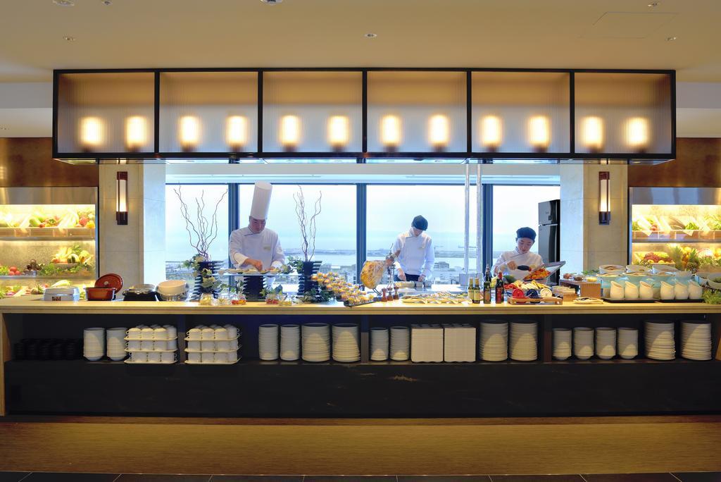 Kobe Portopia Hotel Esterno foto An open kitchen at a restaurant
