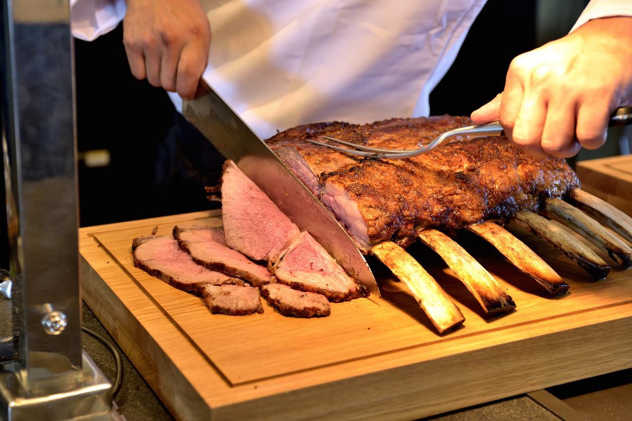 Kobe Portopia Hotel Esterno foto A chef carving a roast